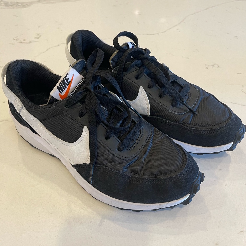 NIKE ATHLETIC SHOES 8.5